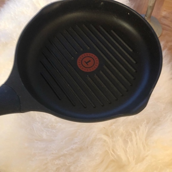 GC T-Fal ridged pan for your kitchen wear needs medium ! - Picture 3 of 6